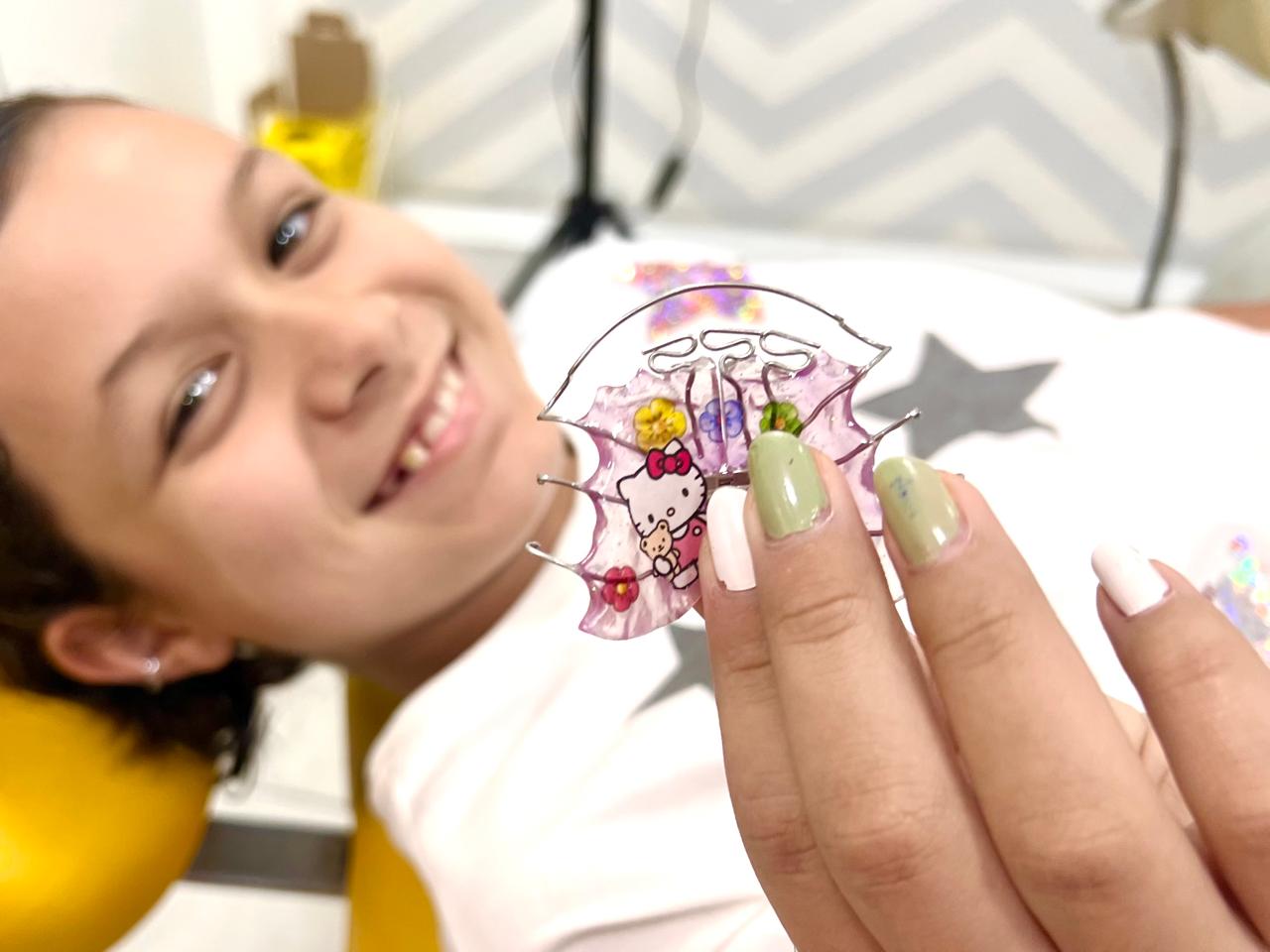 Criança com aparelho ortopédico